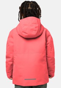 Giacca in corallo leggera con cappuccio, texture liscia e taglio dritto. Presenta un accento riflettente sull'orlo posteriore.