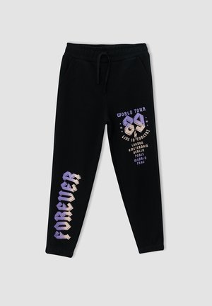 Schwarze Jogginghose mit elastischem Bund und Kordelzug, mit lila "FOREVER" Schriftzug am linken Bein und "World Tour 89" mit Städtenamen am rechten Oberschenkel.