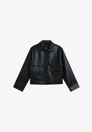 Sort læderjakke med krave, lynlås foran og to store påsyede lommer foran. Glat tekstur og struktureret design.