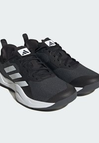 Zwarte sportieve schoenen van mesh en synthetische materialen, met witte branding, veters en een contrasterende witte middenzool. Rubberen zool.
