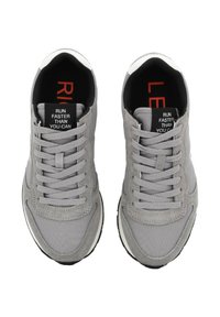 Sneakers atletici grigi con materiale in rete e camoscio, caratterizzati da un design cucito, lacci piatti e una soletta nera con testo rosso.