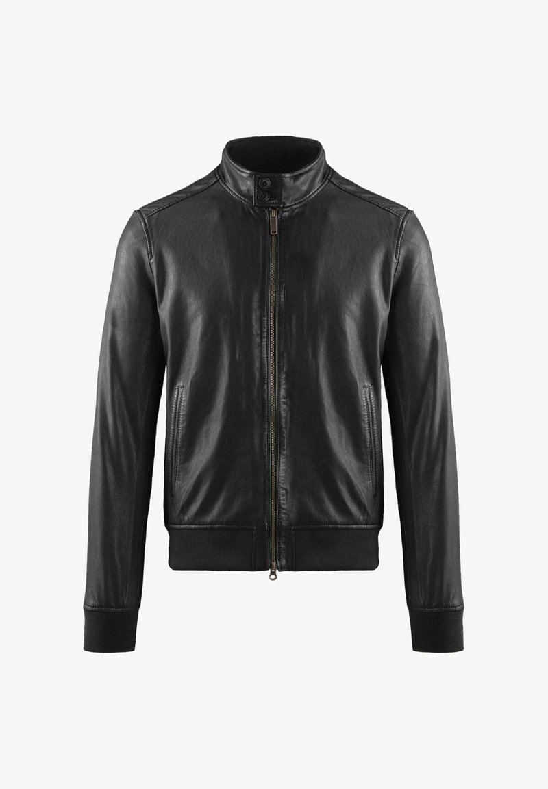 Giacca in pelle nera con colletto alto, zip frontale e tasche laterali. Presenta polsini e orlo a costine, mostrando una finitura liscia e texturizzata.