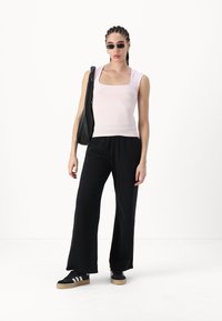 Gina Tricot SOFT TOUCH TIGHT TOP - Majica kratkih rukava s printom - tender touch