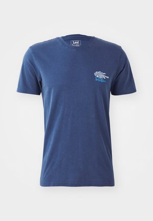 Navyblauwe katoenen T-shirt met korte mouwen, ronde halslijn en een grafisch ontwerp van een hand met tekst op de linkerborst.