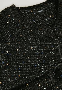 Sort strikket sweater med multicolore perler og et "NEXT" mærke syet ind i kraven.