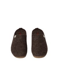 Brązowe filcowe klapki o prostym wzorze, z teksturowanym wierzchem i gumową podeszwą. Dodatki to małe białe i czerwone ozdoby.