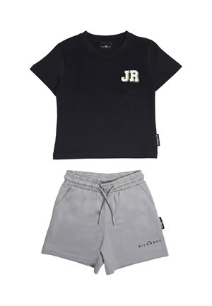 Maglietta nera a maniche corte con patch "JR" abbinata a pantaloncini grigio chiaro con vita elastica, coulisse e scritta "Richmond".