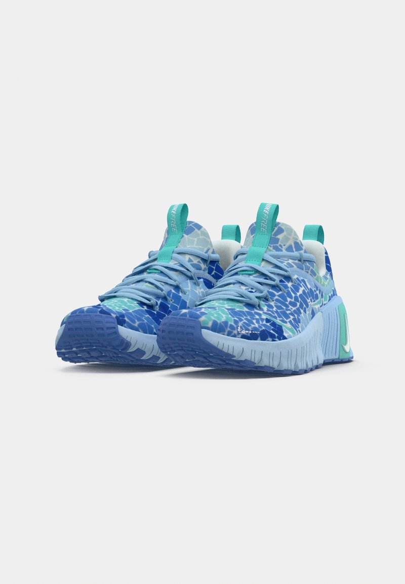 Blaue Sportschuhe mit einem strukturierten Design in verschiedenen Schattierungen, einer flexiblen Sohle und mintgrünen Akzenten an Zunge und Ferse.