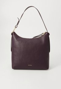 Violetti nahkainen olkalaukku, jossa on teksturoitu pinta, yksinkertainen olkahihna ja kultaisten metalliosien koristamat vetoketjut ja brändäys.