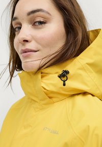Áhkká Regnjakke / vandafvisende jakker - zitronengelb