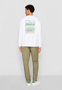 New Balance COURT LONG SLEEVE - Hosszú ujjú felső - white