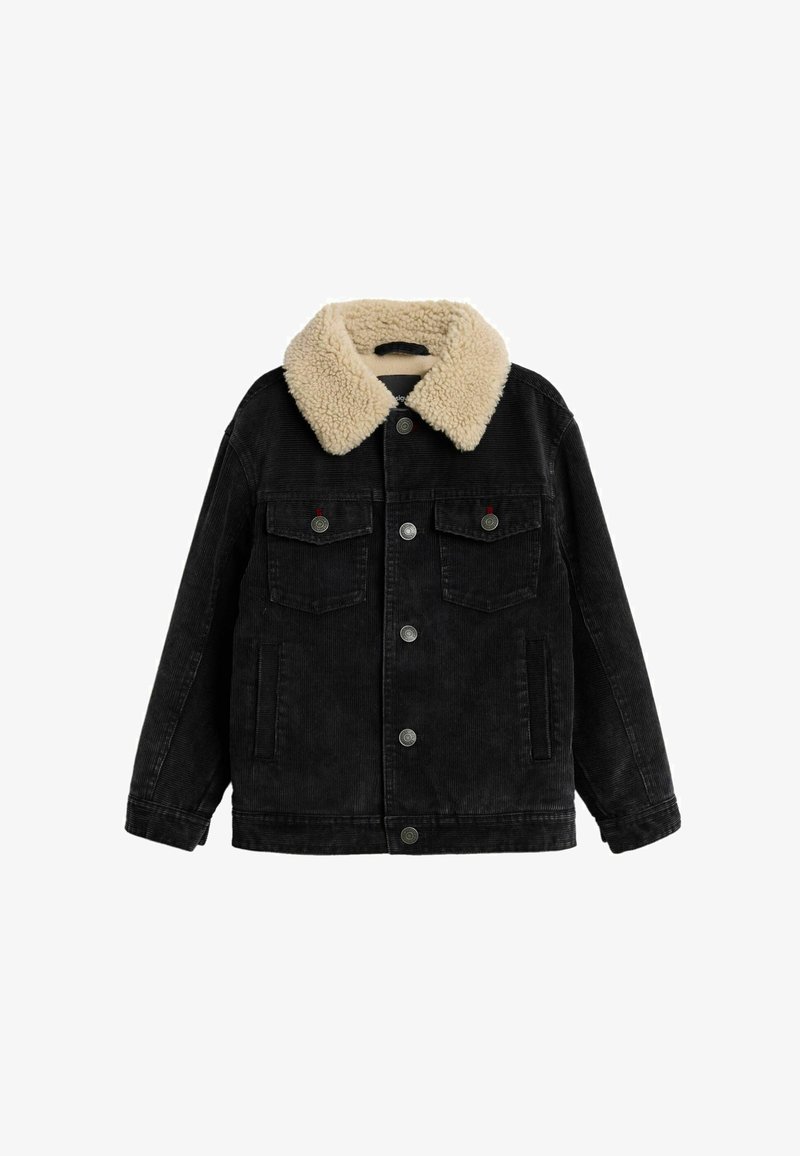 Jachetă din catifea neagră cu guler din blană artificială bej, prevăzută cu două buzunare la piept, nasturi în față și buzunare laterale. Se observă țesătura texturată și detalii de cusătură.