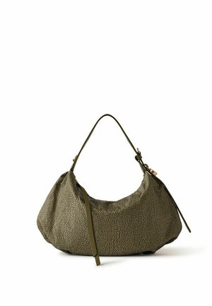 Sac à épaule texturé en forme de croissant vert olive avec une bandoulière ajustable et des pampilles en cuir suspendues de chaque côté.