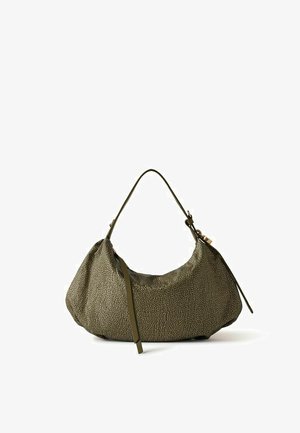 Borsa a tracolla verde oliva a forma di mezzaluna con texture, tracolla regolabile e nappine di pelle pendenti su entrambi i lati.