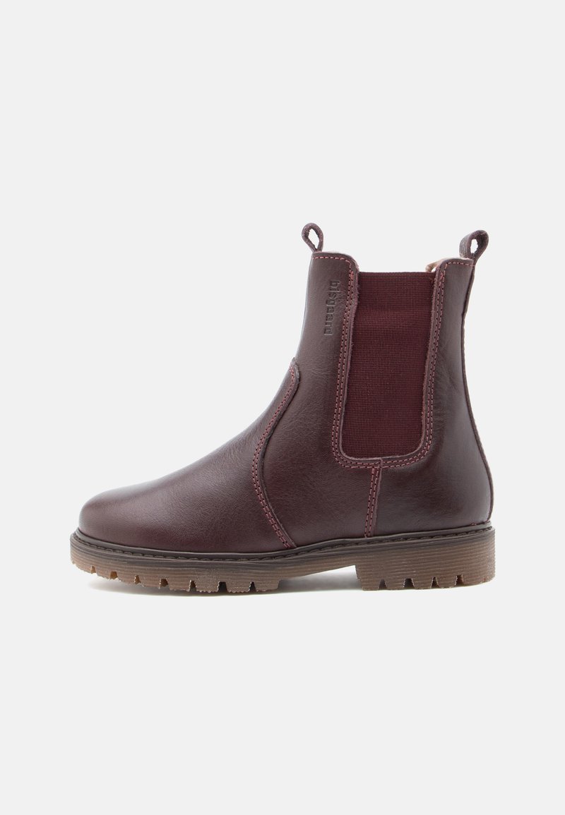 Bottines Chelsea en cuir bordeaux avec panneaux latéraux élastiques, languettes de tirage et semelle en caoutchouc texturée. Dispose d'un bout arrondi et de coutures décoratives.