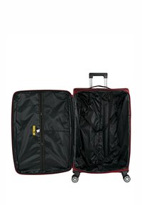 Maleta blanda roja con dos compartimentos, interior negro, bolsillo con cremallera y cuatro ruedas para movilidad. Contiene correas ajustables.