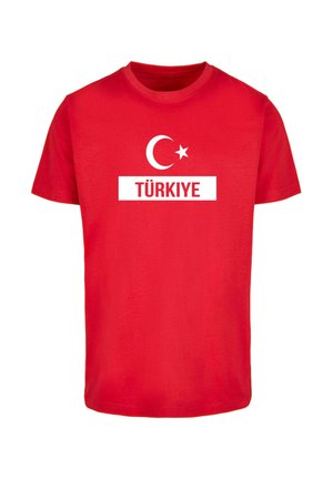 Rotes Baumwoll-T-Shirt mit einer weißen Grafik eines Halbschwarzen Mondes und eines Sterns über dem Text "TÜRKİYE" in fetter, versaliger Schrift.