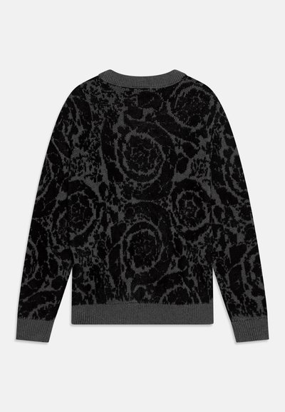 Schwarzer Pullover mit einem strukturierten Rosenmuster in dunklem Grau. Rippkragen und -bündchen sorgen für eine definierte Struktur. Weiches Strickmaterial.