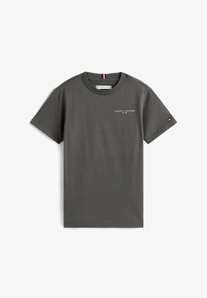 T-shirt corto a maniche lunghe di colore grigio scuro di Tommy Hilfiger con logo e scritta piccoli sul petto e emblemata della bandiera sulla manica sinistra.