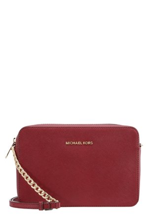 Sac bandoulière rectangulaire rouge avec une chaîne dorée et le logo "Michael Kors" en lettres dorées sur le devant.