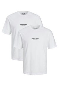 Zwei weiße Baumwoll-T-Shirts mit Rundhalsausschnitt und kurzen Ärmeln. Jedes hat ein schwarzes "Originals Studio"-Logo auf der Vorderseite.