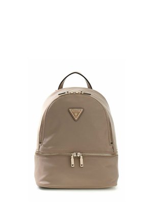 Sac à dos taupe beige Guess avec deux compartiments zippés, logo triangulaire de la marque et une poignée supérieure.