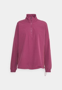 Suéter en color berry oscuro, con cuello alto, cremallera de cuarto, mangas largas, puños elásticos y acentos de malla en los laterales. Textura suave.