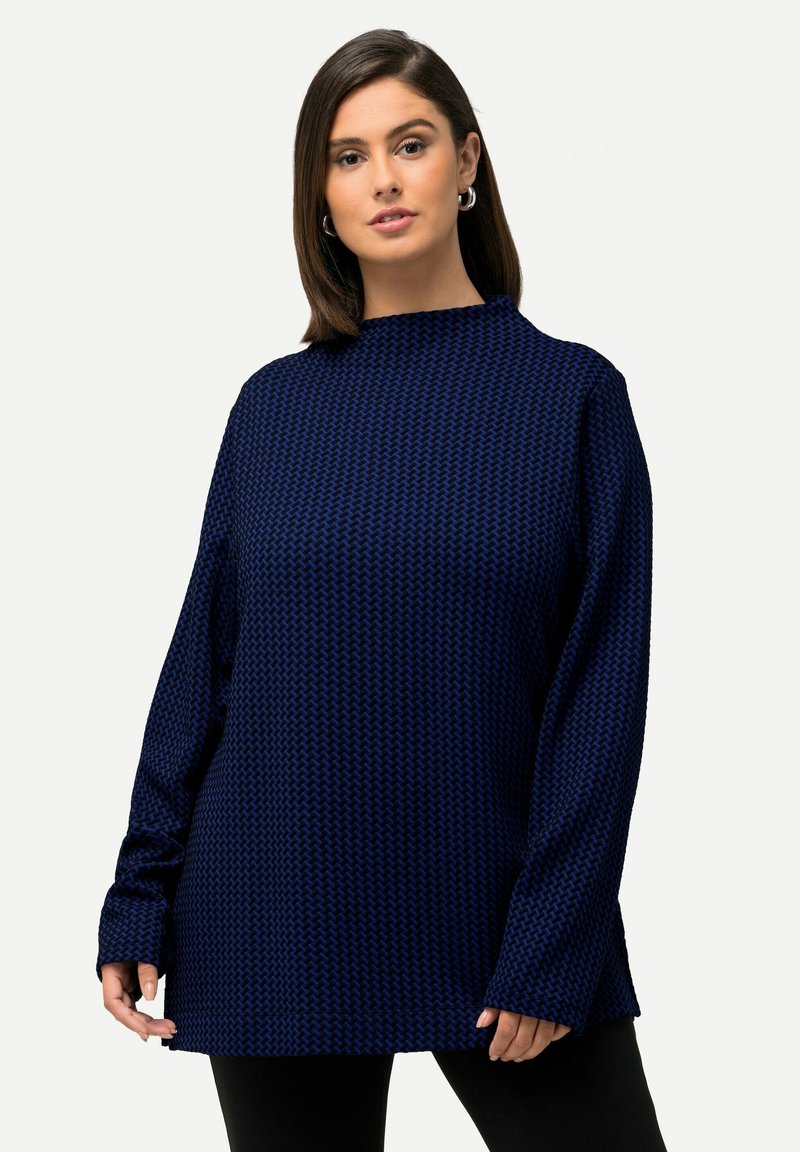 Tunic blu navy a maniche lunghe con un motivo testurizzato, caratterizzata da un colletto alto e maniche lunghe fino ai gomiti, realizzata in un tessuto morbido.