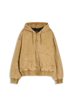 Brun lynlåslukket hættetrøje med snore, forlommer samt elastiske manchetter og kant, vist på en hvid baggrund.