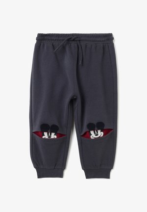Grijze sweatpants met een elastische tailleband, voorzien van zijzakken met rode voering en speelse details van het personage Mickey Mouse die eronderuit piepen.