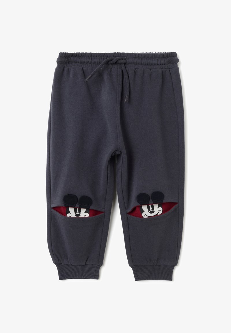 Pantalones deportivos grises con cintura elástica, que cuentan con bolsillos laterales con ribetes rojos y divertidos detalles del personaje de Mickey Mouse asomando.