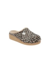 Slipper met luipaardprint, uitgevoerd met een zachte stof bovenkant, tan kleurige zool en ronde neus. Geaccentueerd met een klein metallic logo aan de zijkant.