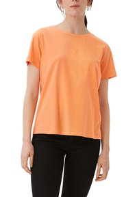 Kurzärmliges, orangefarbenes Baumwoll-T-Shirt mit rundem Ausschnitt und gesticktem Logodetail auf der Brust; lässige Passform und glatte Textur.