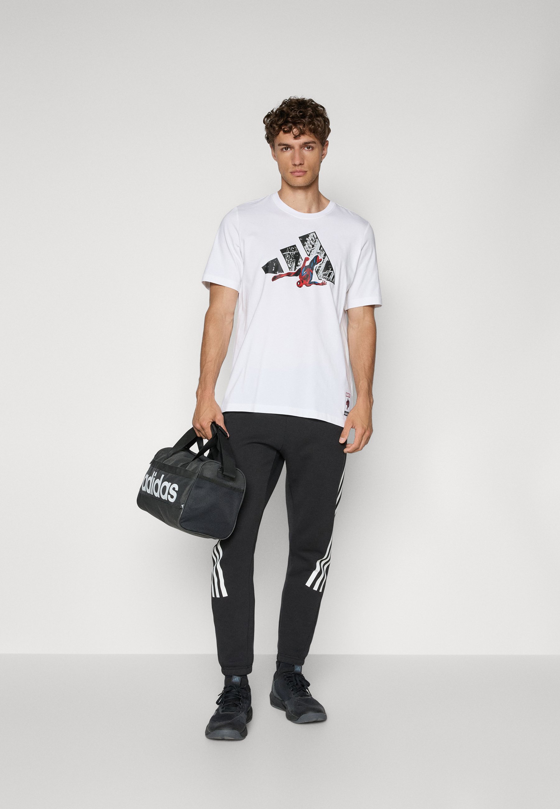 Tシャツ・カットソー adidas graphic tee white IC8871 T-shirt adidas Originals Tee Graphics New Age IC8871 | FLEXDOG