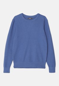 Pull en maille bleu à col rond avec manches longues et poignets et ourlet côtelés, présenté à plat sur un fond blanc.