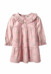 Vaaleanpunainen taaperomekko, jossa on pitkät hihat, kukkakuviointi, röyhelökaulus, kolme etunappia ja kokoontaitetut kerrokset pitsireunuksella.