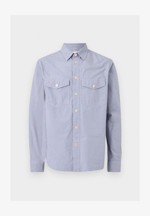 Φωτεινό μπλε πουκάμισο με μακριά μανίκια και κουμπιά, με μυτερό γιακά και δύο τσέπες στο στήθος με κουμπιά, εμφανίζεται σε μονόχρωμο φόντο.