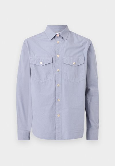 Φωτεινό μπλε πουκάμισο με μακριά μανίκια και κουμπιά, με μυτερό γιακά και δύο τσέπες στο στήθος με κουμπιά, εμφανίζεται σε μονόχρωμο φόντο.