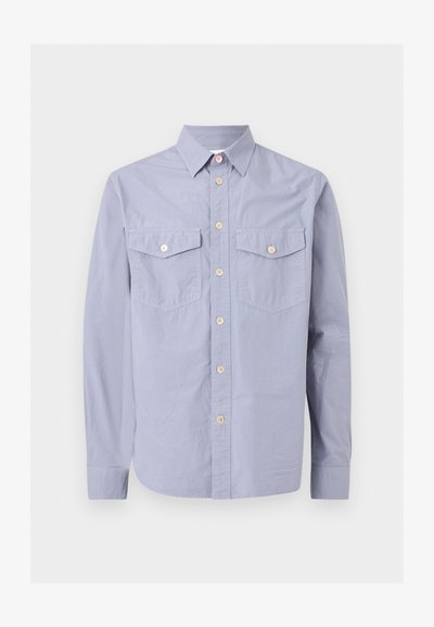Φωτεινό μπλε πουκάμισο με μακριά μανίκια και κουμπιά, με μυτερό γιακά και δύο τσέπες στο στήθος με κουμπιά, εμφανίζεται σε μονόχρωμο φόντο.