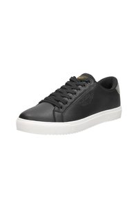 Zwarte leren sneaker met een witte rubberen zool, voorzien van zwarte veters, een gestructureerd ontwerp en een kleine zilveren accent bij de hak.