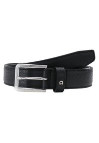 Cinturón de cuero negro con un acabado texturizado, hebilla rectangular plateada y un lazo con un pequeño logotipo en relieve.