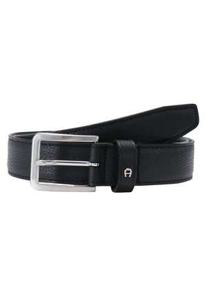 Zwarte leren riem met een gestructureerde afwerking, zilveren rechthoekige gesp en een lus met een klein reliëflogo.