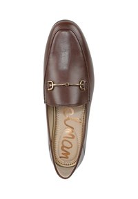 Mocassino in pelle marrone con punta quadra, fibbia in tono oro sulla tomaia e soletta imbottita beige con logo. Texture liscia.