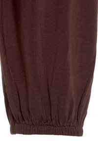 Brauner elastischer Bund eines Kleidungsstücks, mit einer weichen Textur und gerafftem Design, das sichtbare Nähte am Saum aufweist.