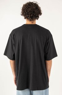 Svart bomulls t-skjorte med korte ermer, løs passform og rund hals. Glatt tekstur og rent, enkelt design.