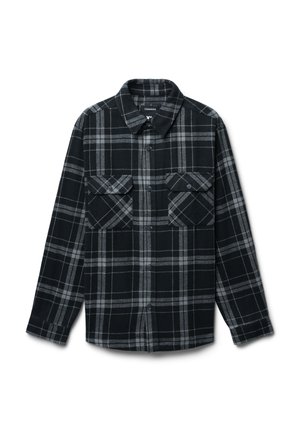 Camicia a maniche lunghe a scacchi nera e grigia con bottoni, due tasche frontali con pattina e colletto, posata su uno sfondo bianco.