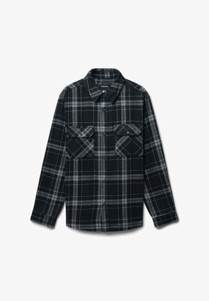 Camicia a maniche lunghe a scacchi nera e grigia con bottoni, due tasche frontali con pattina e colletto, posata su uno sfondo bianco.