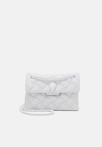 Valkoinen, tikattu nahkalaukku, jossa on punottu ketjuhihna. Laukussa on teksturoitu simpukankuorimuotoinen suljin ja läpällinen yläosa.