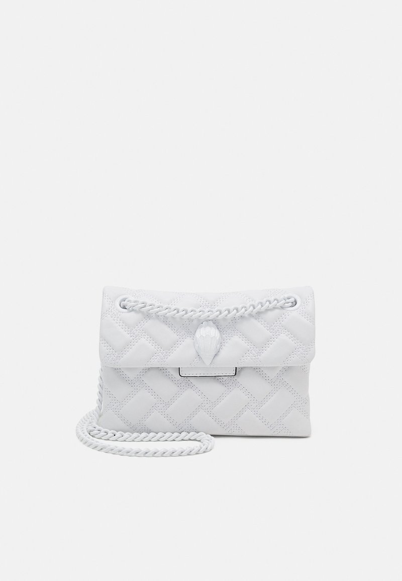 Valkoinen, tikattu nahkalaukku, jossa on punottu ketjuhihna. Laukussa on teksturoitu simpukankuorimuotoinen suljin ja läpällinen yläosa.