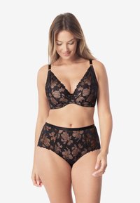 Czarny komplet bielizny z koronki z kwiatowymi wzorami, biustonosz z głębokim dekoltem i regulowanymi ramiączkami oraz majtki z wysokim stanem i falbankowymi brzegami.
